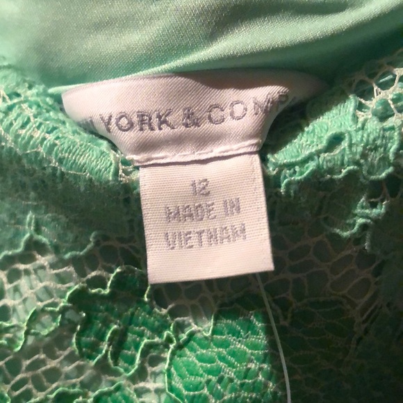 Sleeveless Lace Dress - Picture 3 of 4